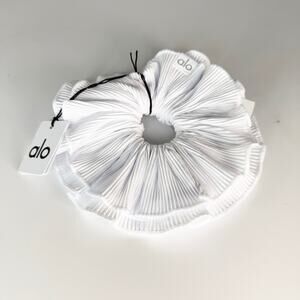 Alo Yoga Micro Plisse Oversize Scrunchie Hair Tie White NWT